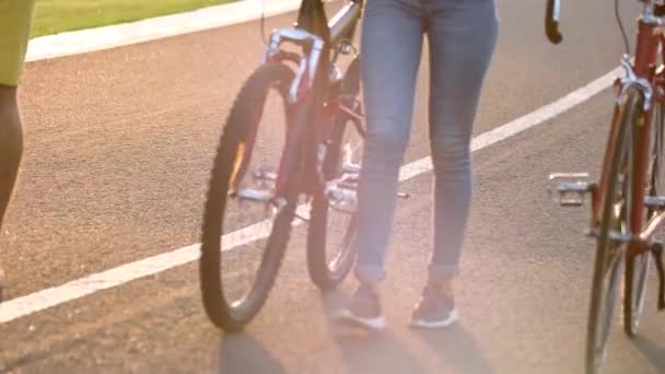 Jovens caminhando com bicicletas . — Vídeo de Stock