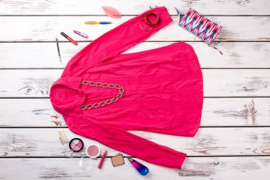 Kırmızı gömlek araçlarıyla makyaj.