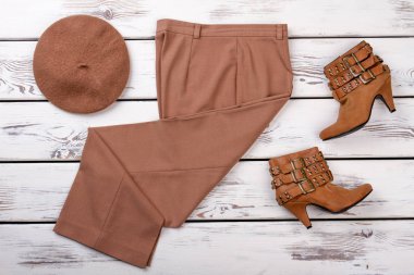 Kahverengi kumaş kümesi.