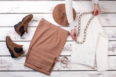 Zincir kolye masada, üstten görünüm koymak kadın.