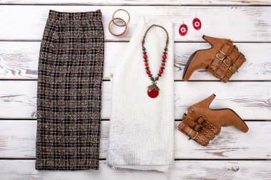 Damalı siyah renkli pantolon.