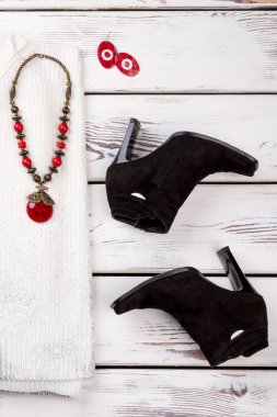 Siyah Süet topuk bot çifti.