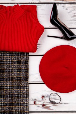 Dikey görünüm kadın kış giysileri kırpılmış.