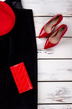 Siyah ve kırmızı kış giysileri kapatın. Üstten görünüm kırmızı kadın deri ayakkabı.