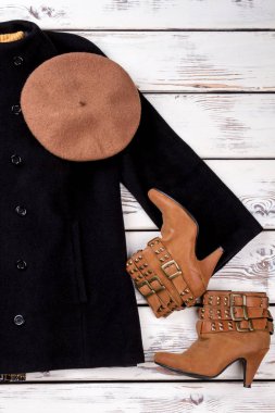 Dikey görünüm Siyah kışlık mont Ayakkabı ve şapka ile.