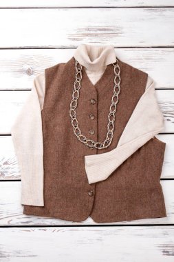 Kolsuz kış ceket Kolye Zinciri ile.