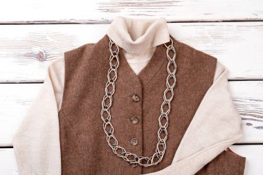 Pamuklu kazak ve kolsuz ceket kaplama.