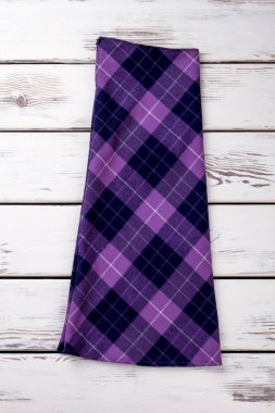 Yün mor Damalı etek katlanmış.