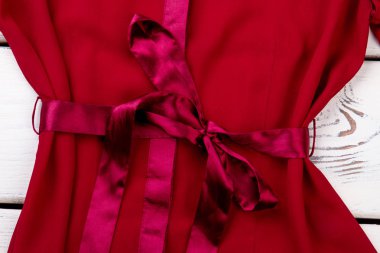 Kırmızı yay elbise, yakın çekim.