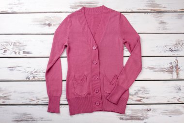 Mor yün kazak, düz yatıyordu.