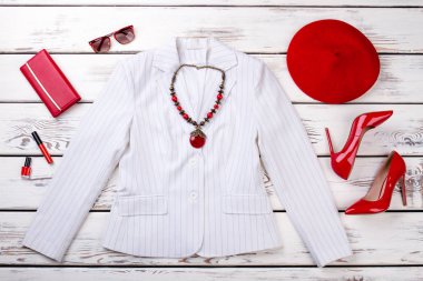 Düz yatıyordu beyaz elbise aksesuarları ile.