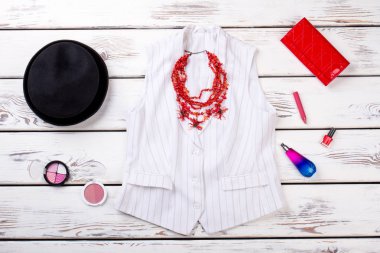 Kadınlar kolsuz ceket ve kolye uygun.