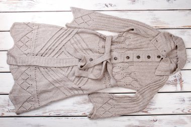 Düz yatıyordu gri yün ceket.