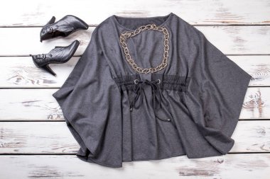 Lay düz gri bluz ve siyah yüksek topuk ayakkabı,.