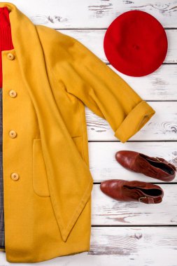 Sarı bir kış ceket kol çekti.