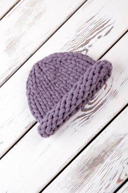 Kış örme şapka uyarmak.