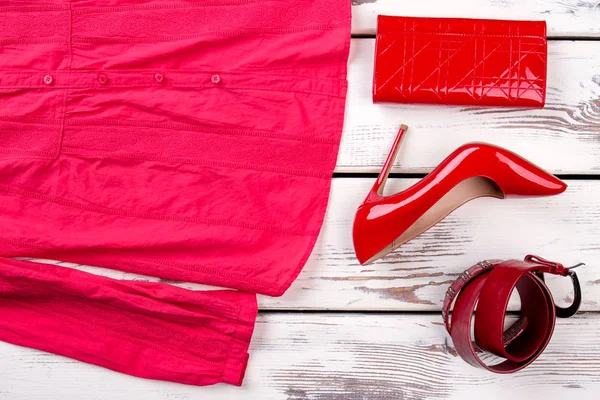 Kırmızı bayan çizme, gömlek, kemer ve m-cüzdan. — Stok fotoğraf