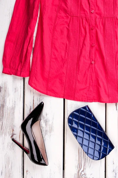 Yatay görünüm pembe gömlek beyaz ahşap zemin üzerinde kırpılmış.