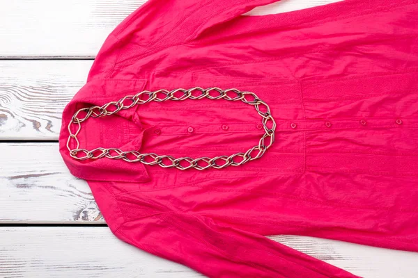 Colar de corrente na blusa rosa das mulheres . — Fotografia de Stock