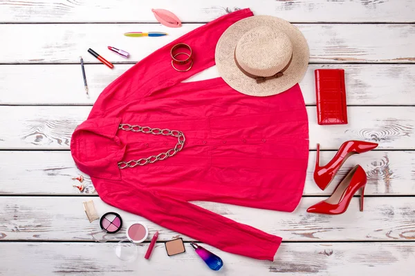 Ropa y accesorios rojos para mujer . — Foto de Stock