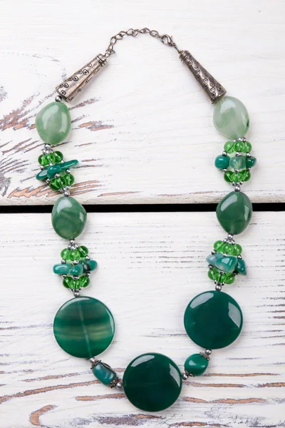 Yeşil yontulmuş taşlar boncuklu kolye.