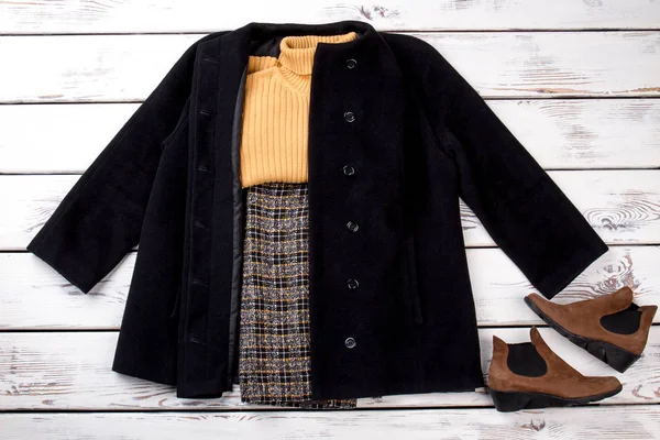Siyah kaşmir palto ile kış kıyafeti.