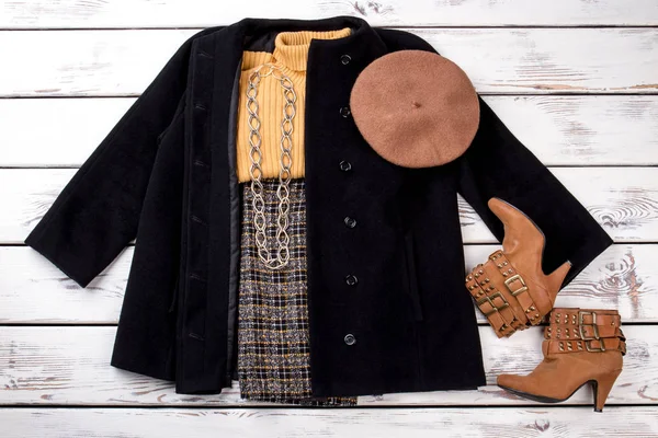 Traje de moda para mujeres de invierno con sombrero y calzado . — Foto de Stock