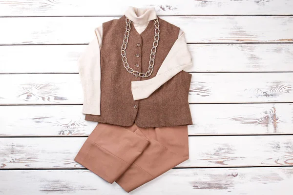Ahşap arka plan kış okul kıyafeti.