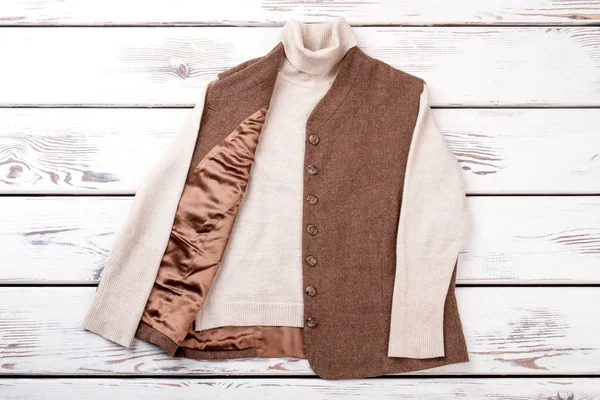 Ağır yün ceket derin kahverengi.