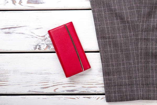 Närbild rutiga byxor och röd plånbok. — Stockfoto