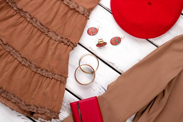 Kahverengi kadın kıyafeti, etek ve aksesuarları kadar yakın.