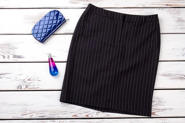 Flat lay estiramiento negro falda rayada . —  Fotos de Stock