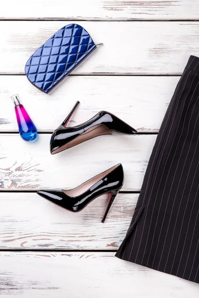 Parlak kadın Çift topuk ayakkabı kadar kapatın.