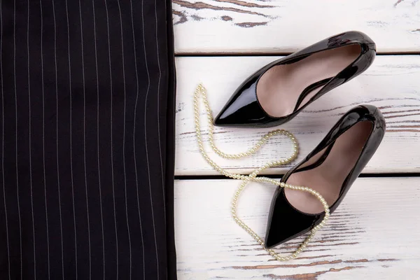 Siyah parlak cehennem Ayakkabı ve çizgili pantolon.