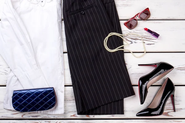 Aksesuar ve kozmetik beyaz, düz yatıyordu, üstte görüntülemek.