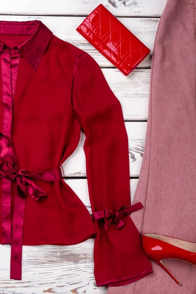 Kırmızı bayan kıyafeti ve m-cüzdan kapatın.