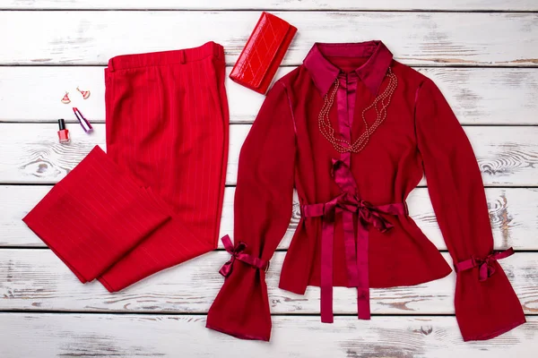 Frauen rote moderne Mode Kleidung und Accessoires. — Stockfoto