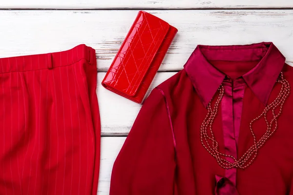 Röda byxor, plånbok och skjorta, närbild. — Stockfoto
