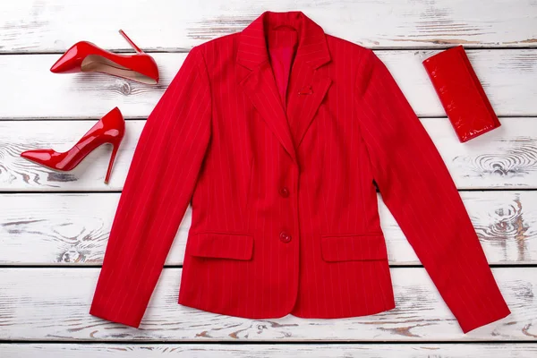 Chaqueta femenina roja, zapatos y billetera . — Foto de Stock