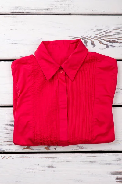 Piatto posa rosso donne camicia su sfondo di legno . — Foto Stock