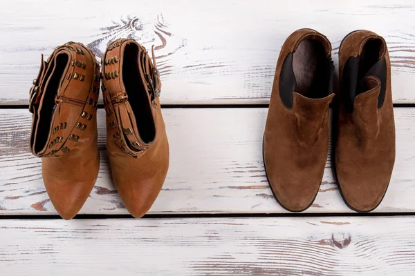 Dos pares de zapatos de gamuza marrón . — Foto de Stock