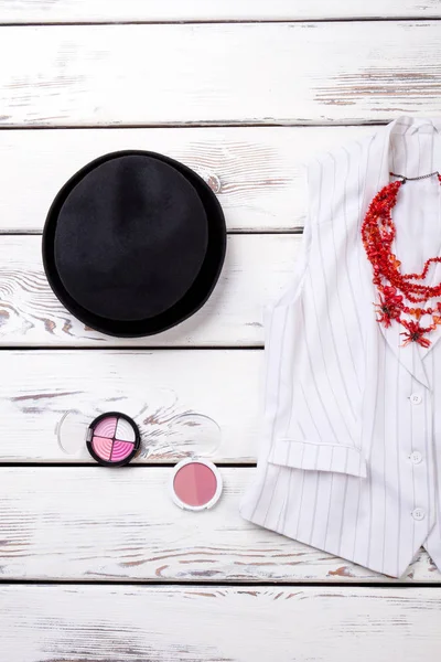 Plana laico negro sombrero de las mujeres y polvo cosmético . — Foto de Stock