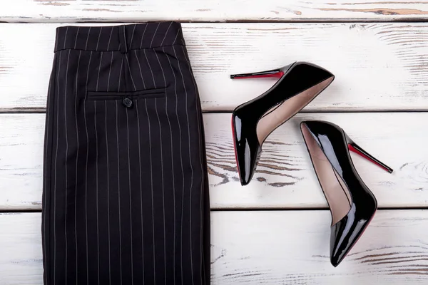 Parlak yüksek topuk deri ayakkabı.