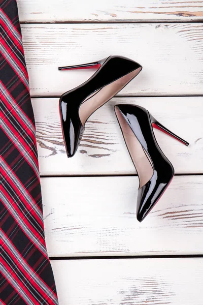 Siyah yüksek topuklu bayan ayakkabı, düz yatıyordu kapatın.