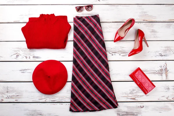 Kırmızı kadın ile Damalı etek giyim.