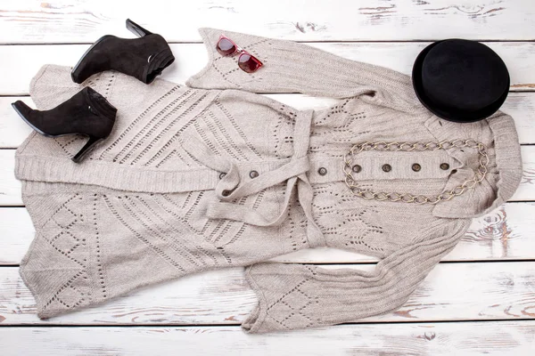 Kazak ceket, düz örgü yatıyordu.