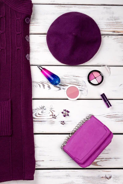 Mor berete şapka ve kadın şeyler makyaj.