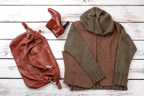 Warme Winterkleidung mit Handtasche und Schuhen. — Stockfoto