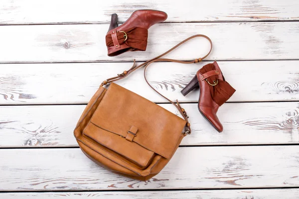 Beyaz ahşap arka planda kadın aksesuarları.