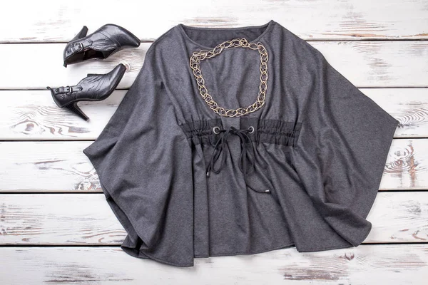 Lay düz gri bluz ve siyah yüksek topuk ayakkabı,.